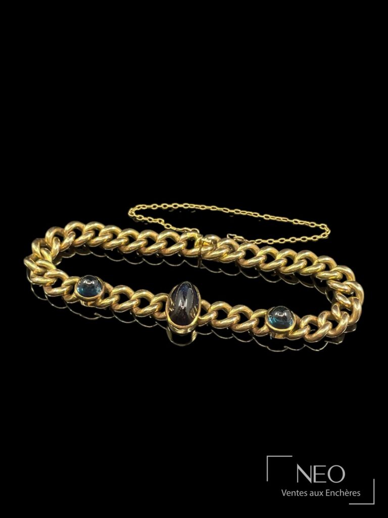 Bracelet à mailles américaines en or jaune avec trois saphirs synthétiques