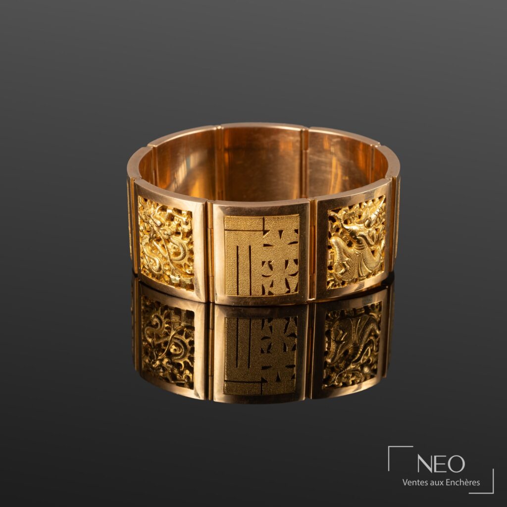 Bracelet manchette en or 18K à plaques rectangulaires décorées de symboles chinois et de dragons