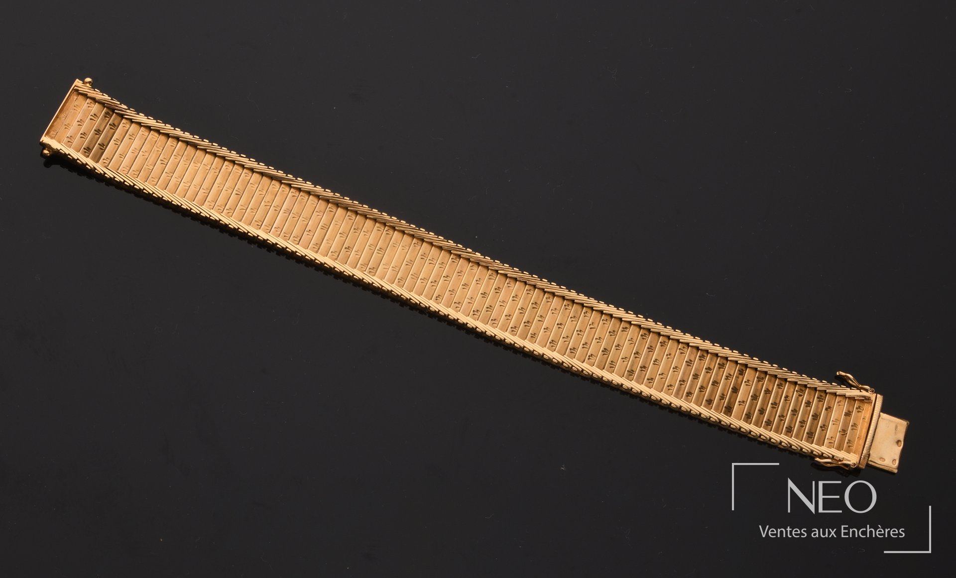 Bracelet manchette en or jaune 18 carats à mailles verticales articulées