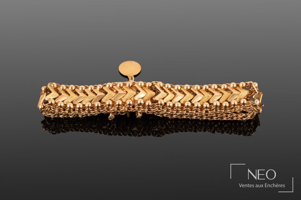 Bracelet manchette en or jaune avec maillons chevrons et médaille Balance