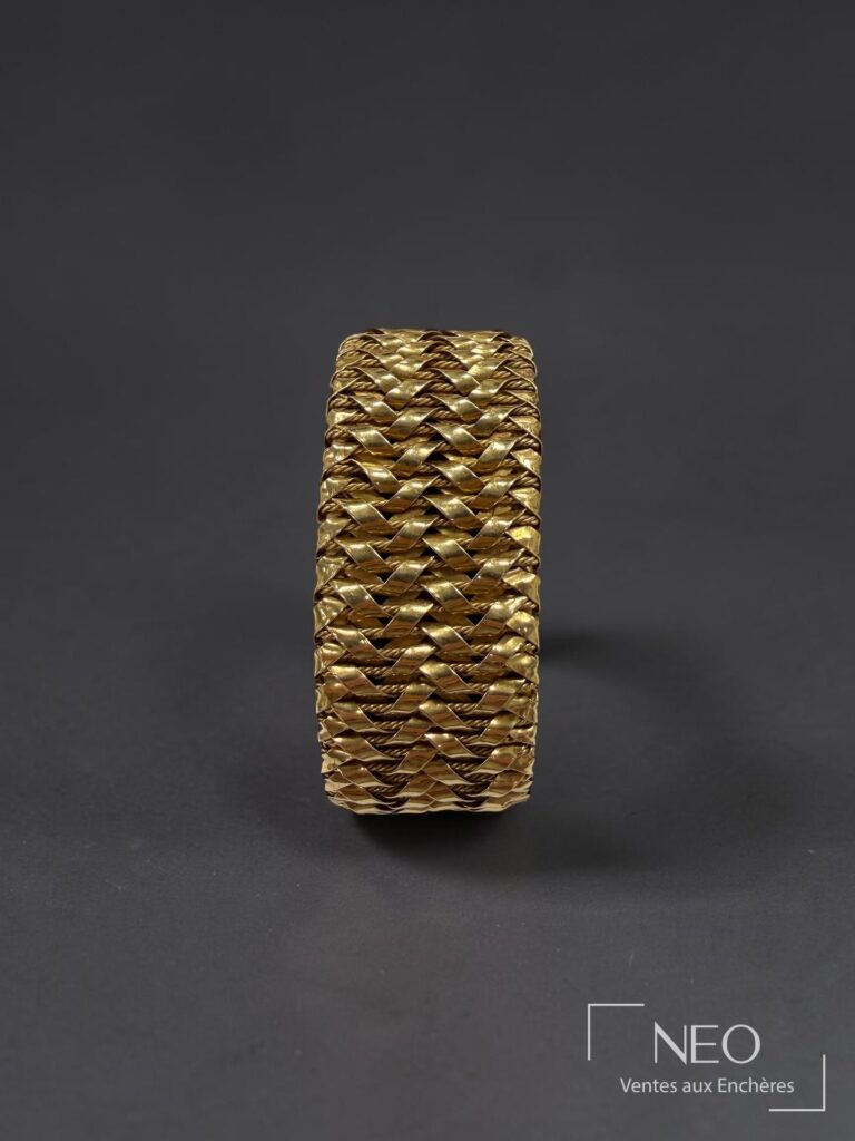 Bracelet manchette souple en or jaune à maille de rubans imbriqués