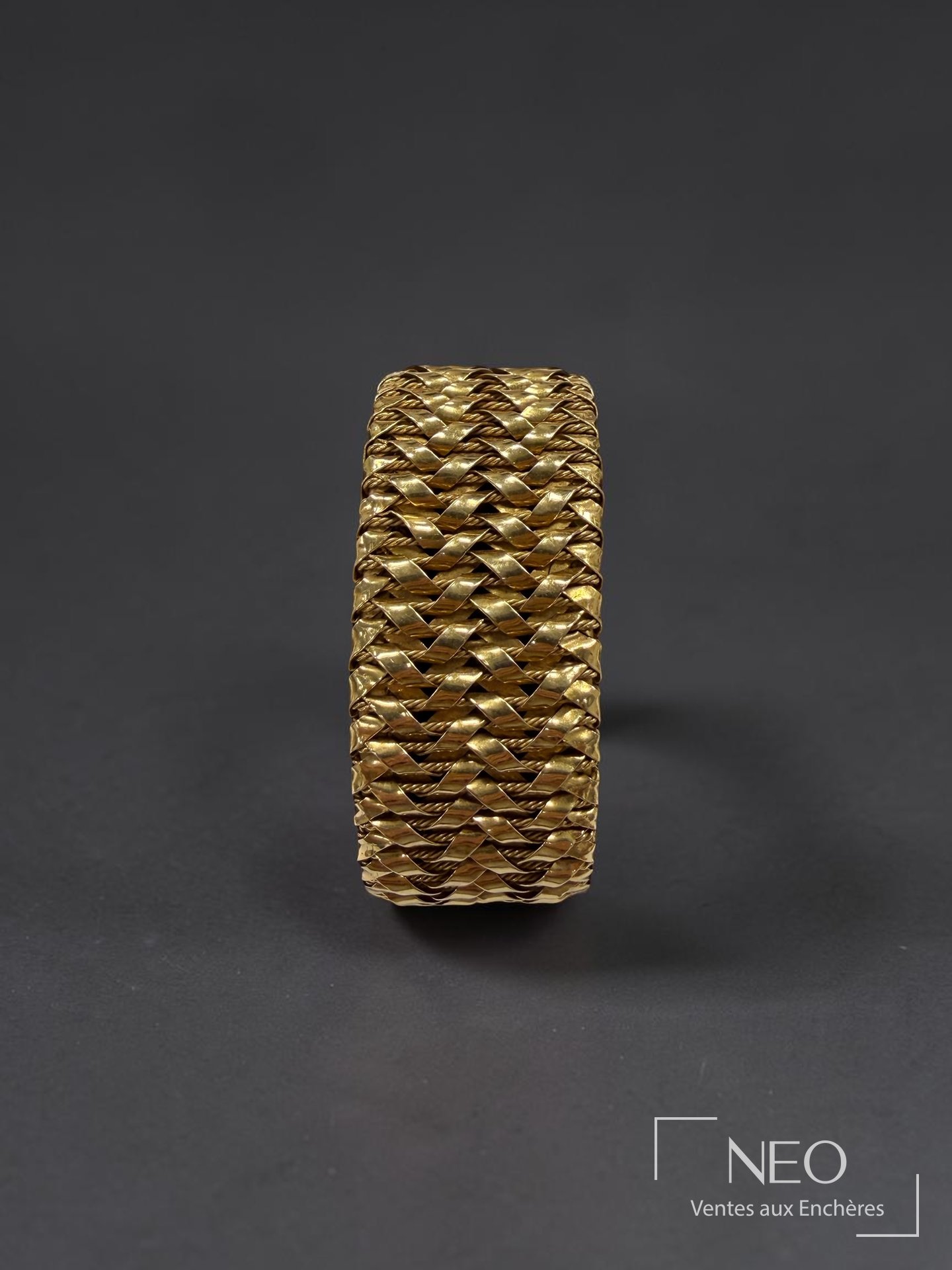 Bracelet manchette souple en or jaune à maille de rubans imbriqués