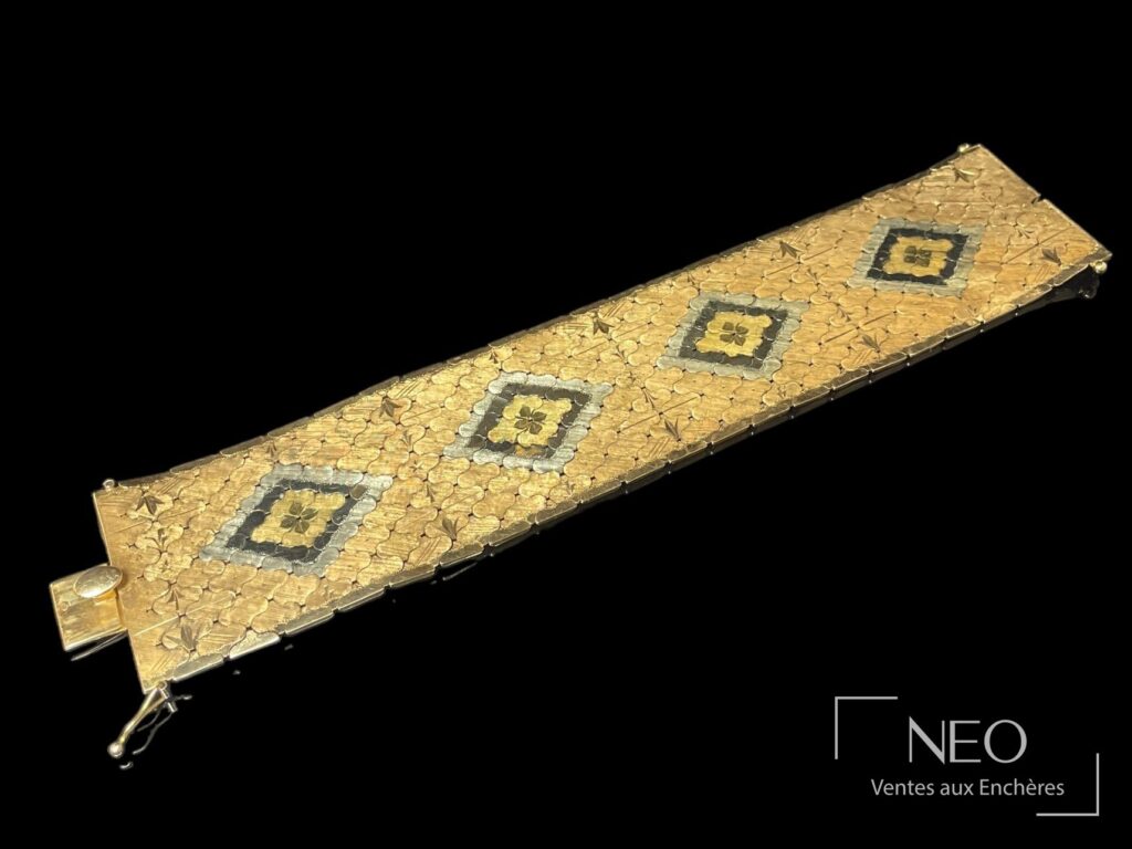 Bracelet manchette en ors jaune et gris à décor de losanges sur fond noir