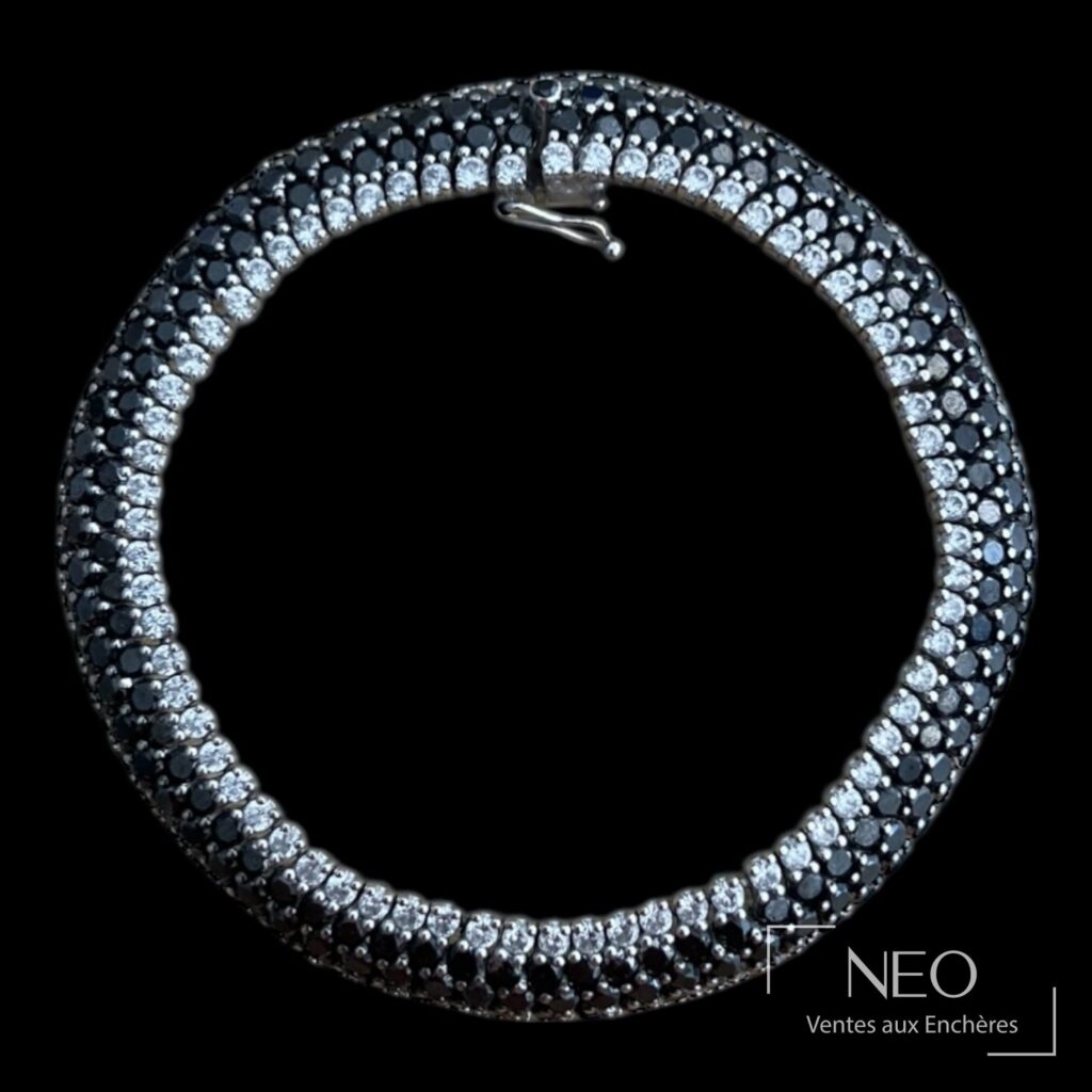 Bracelet rond en or gris pavé de diamants noirs et blancs sur fond noir