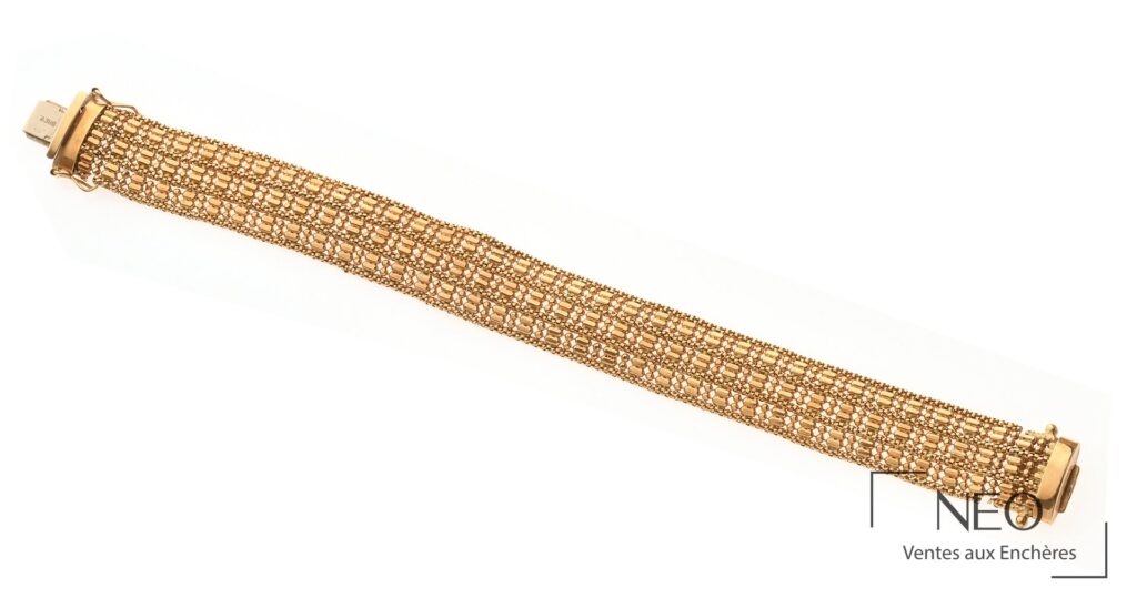 Bracelet à maille souple ajourée en or jaune présenté de face