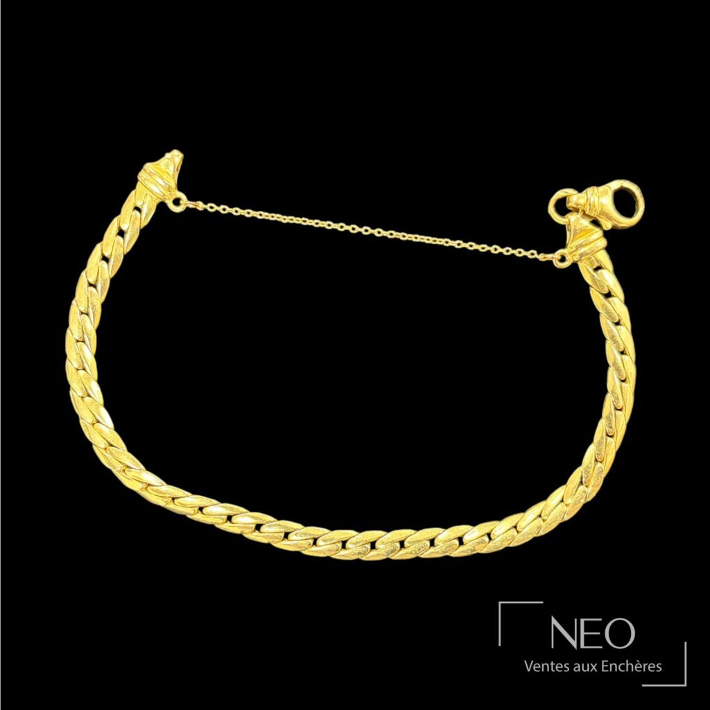 Bracelet en or jaune à maille anglaise avec fermoir mousqueton et chaînette de sécurité