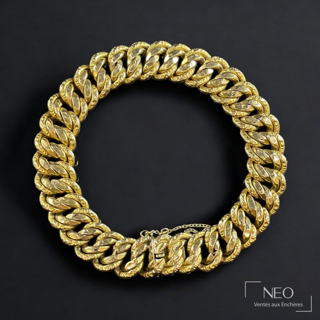 Bracelet en or jaune à maille tressée et décor floral estampé