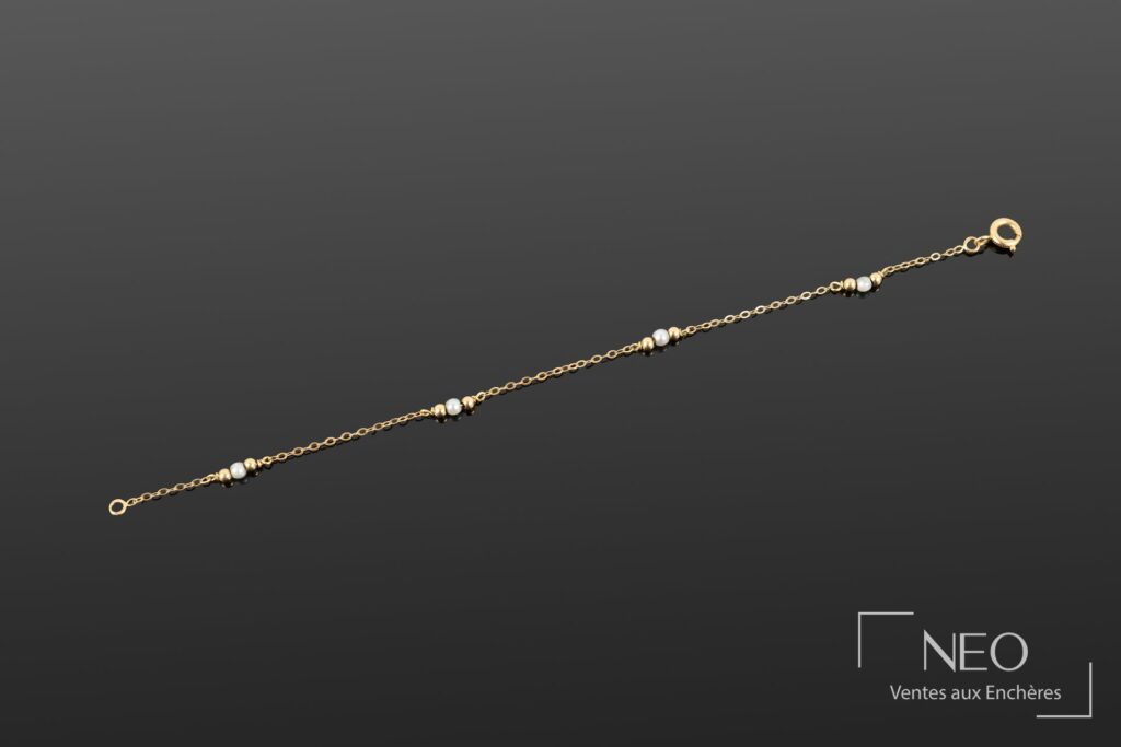 Bracelet en or jaune à mailles jaseron avec perles blanches et boules