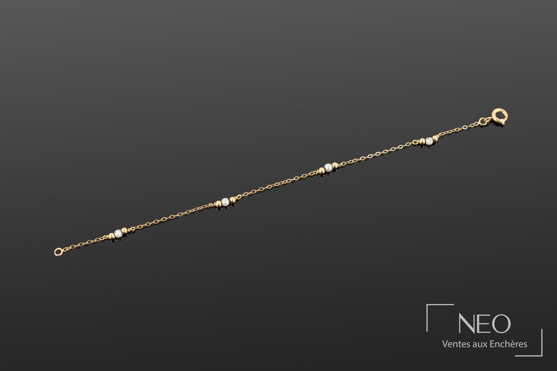 Bracelet en or jaune à mailles jaseron avec perles blanches et boules