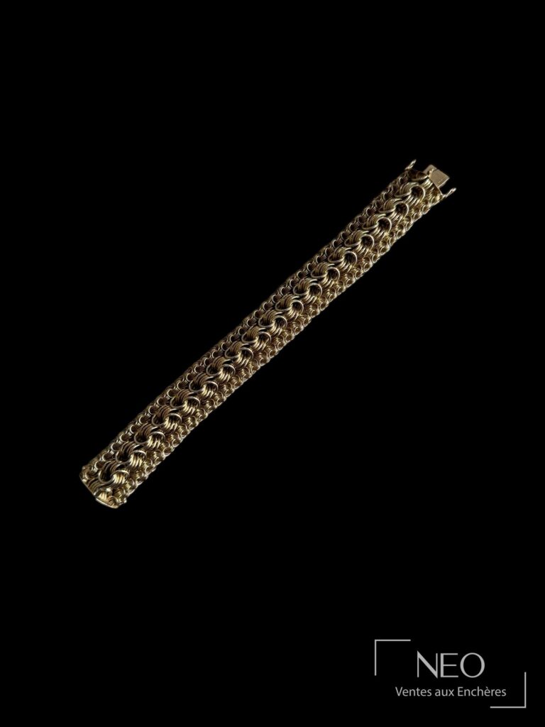 Bracelet en or jaune à maille fantaisie présenté de face sur fond noir