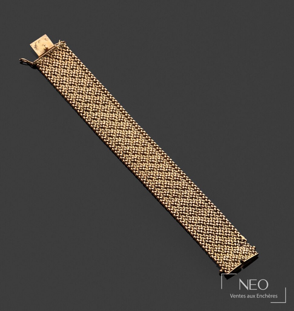 Bracelet en or jaune à mailles polonaises présenté de face sur fond sombre