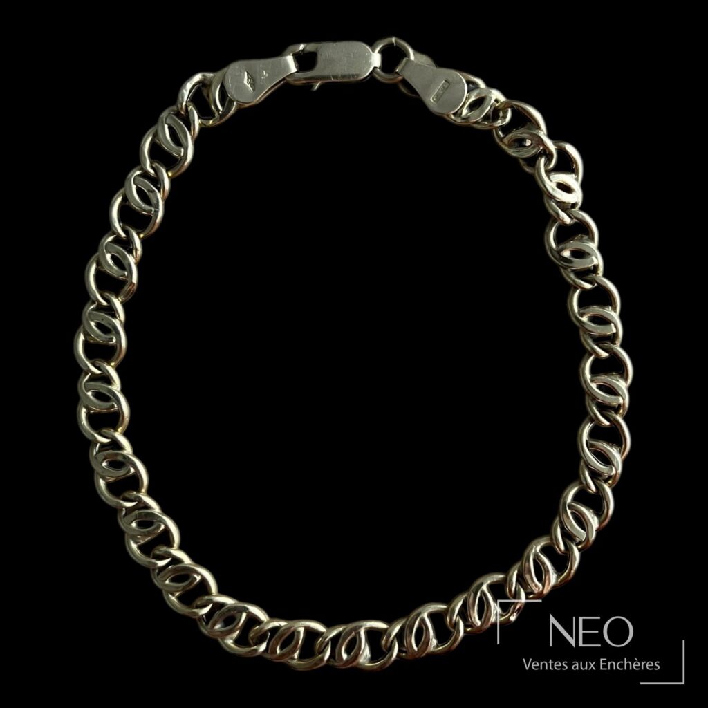 Bracelet en or jaune à maille fantaisie sur fond noir