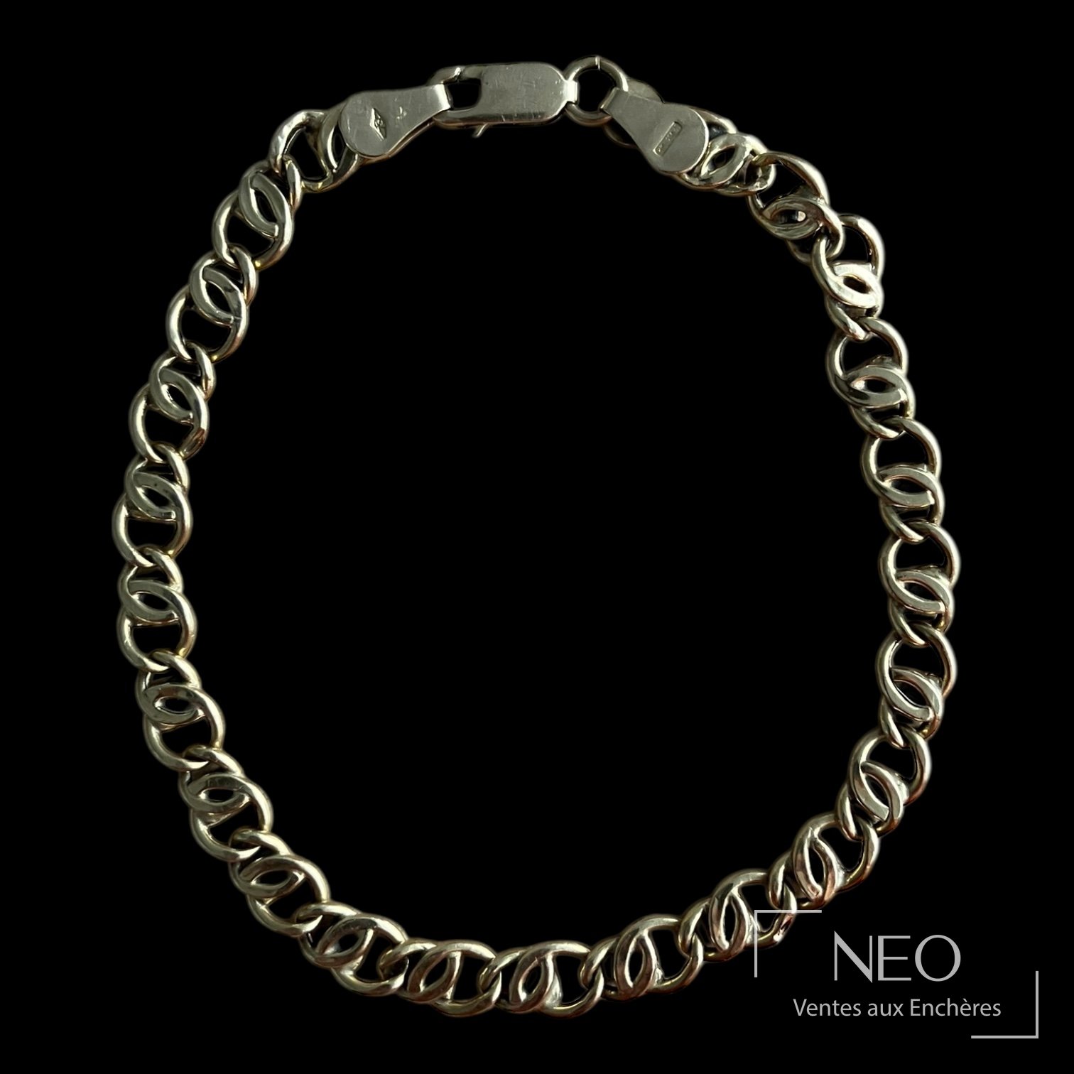 Bracelet en or jaune à maille fantaisie sur fond noir