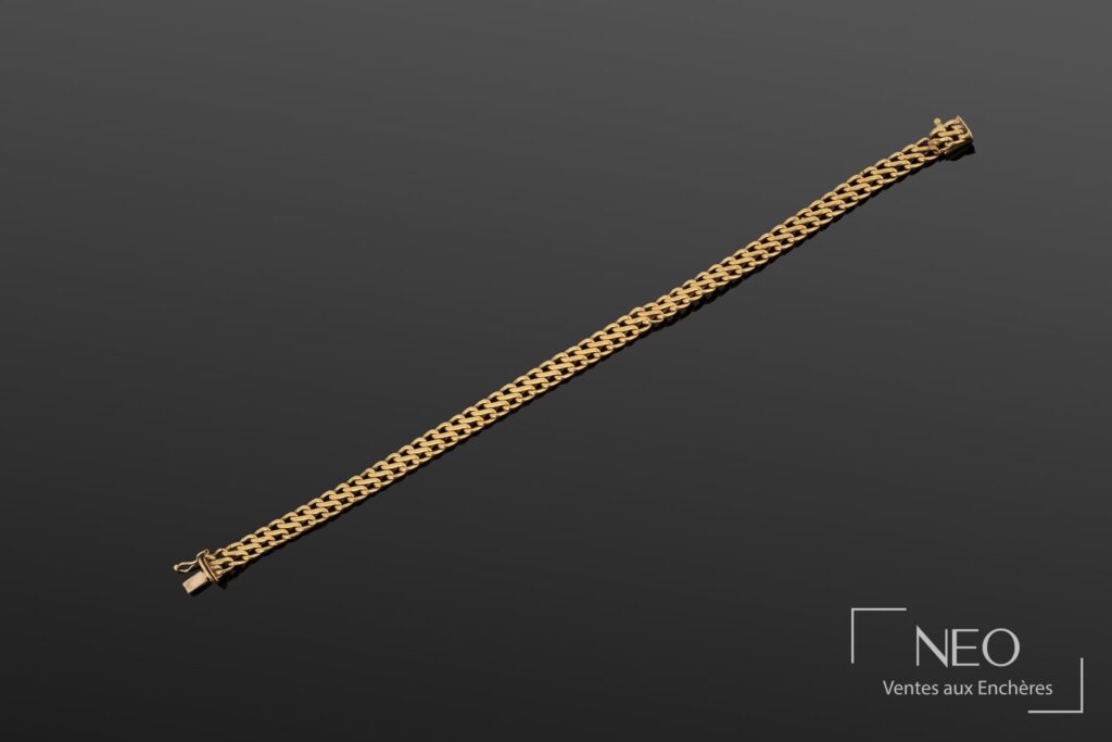 Bracelet en or jaune à maille gourmette fantaisie présenté en entier