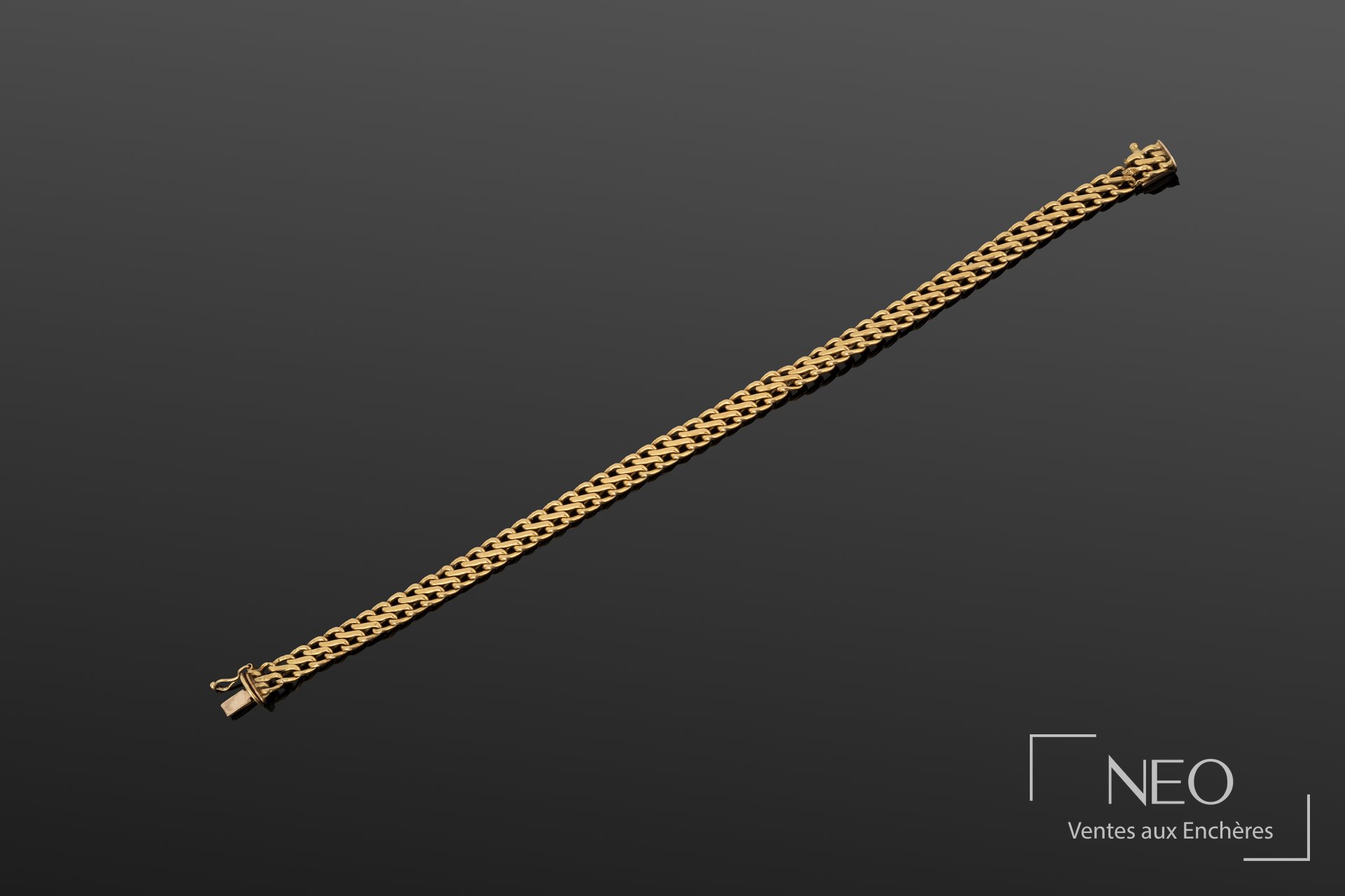 Bracelet en or jaune à maille gourmette fantaisie présenté en entier