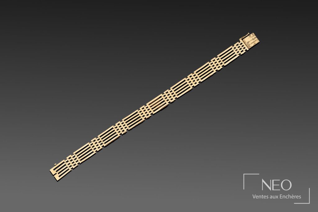 Bracelet en or jaune à maille fantaisie articulée présenté de face