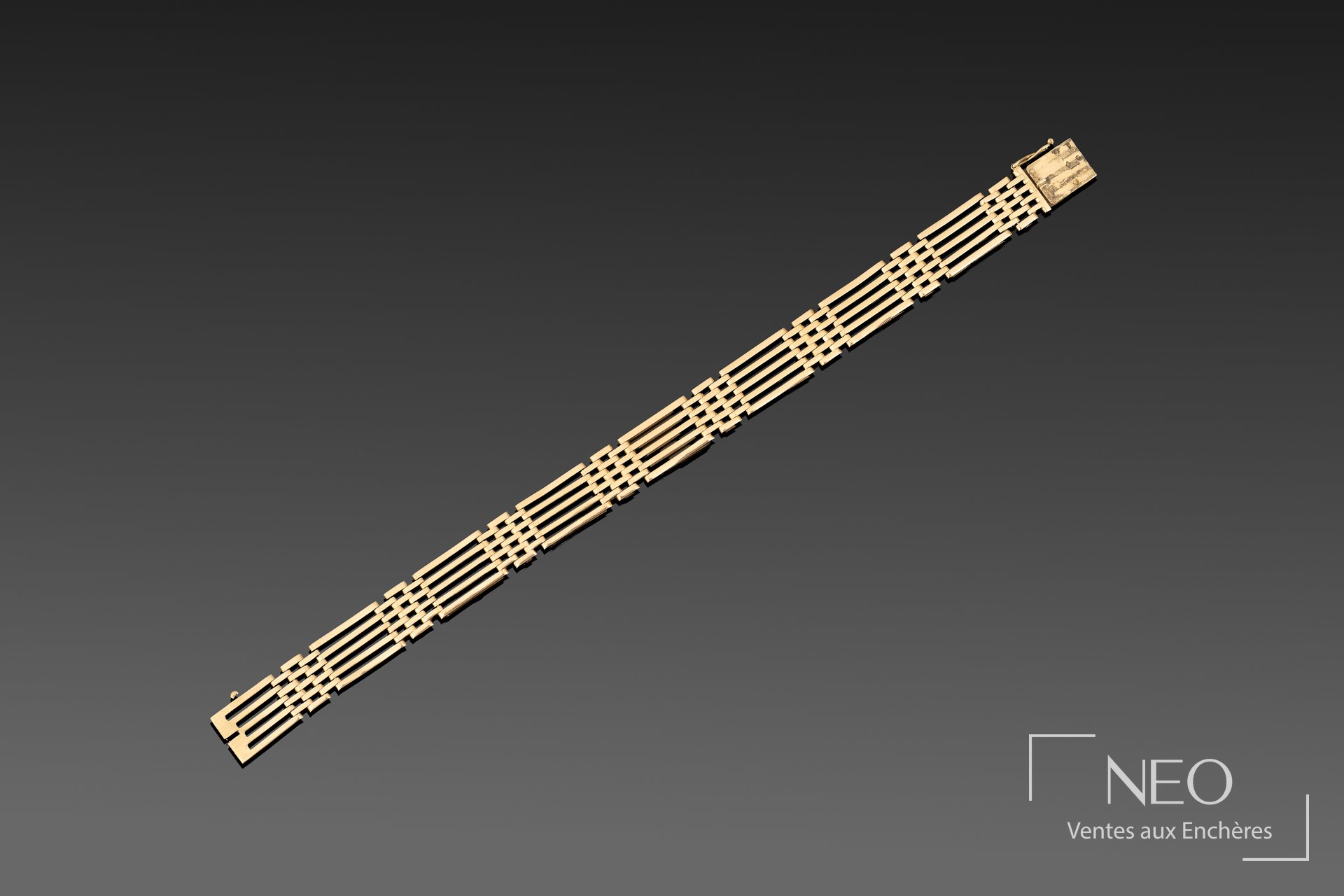 Bracelet en or jaune à maille fantaisie articulée présenté de face