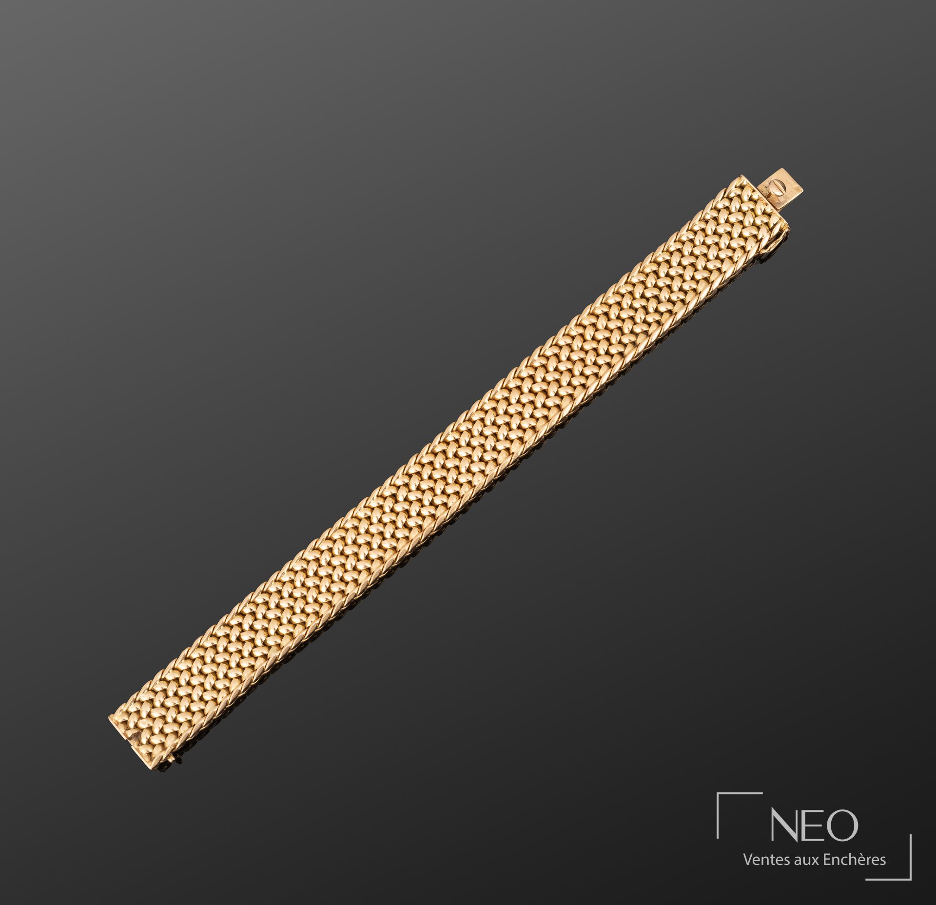 Bracelet en or jaune à maille Polonaise présenté de face sur fond sombre