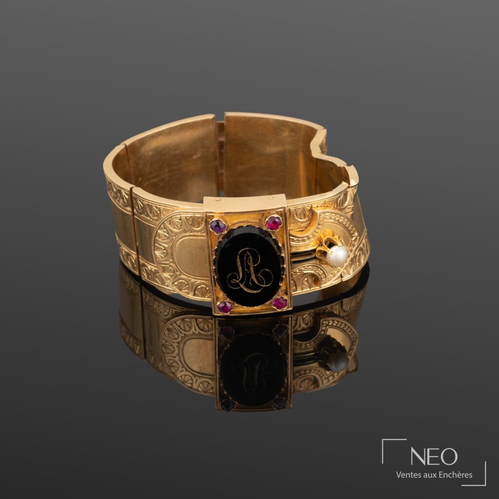 Bracelet en or jaune avec élément central ovale noir