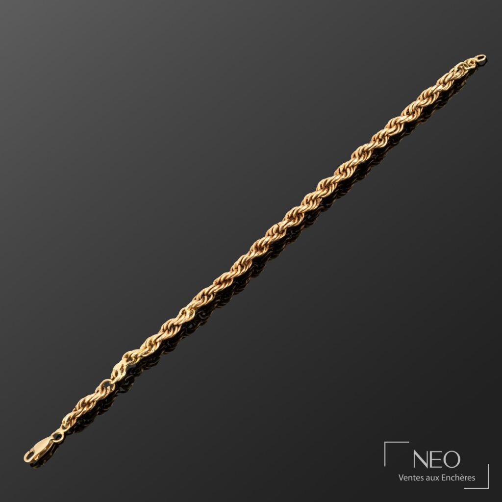 Bracelet en or jaune à maille torsadée présenté en vue d'ensemble