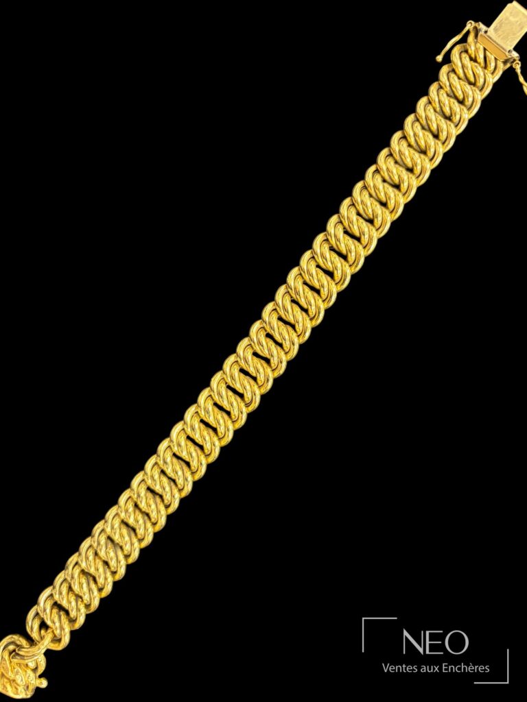 Bracelet en or jaune à maille entrelacée sur fond noir