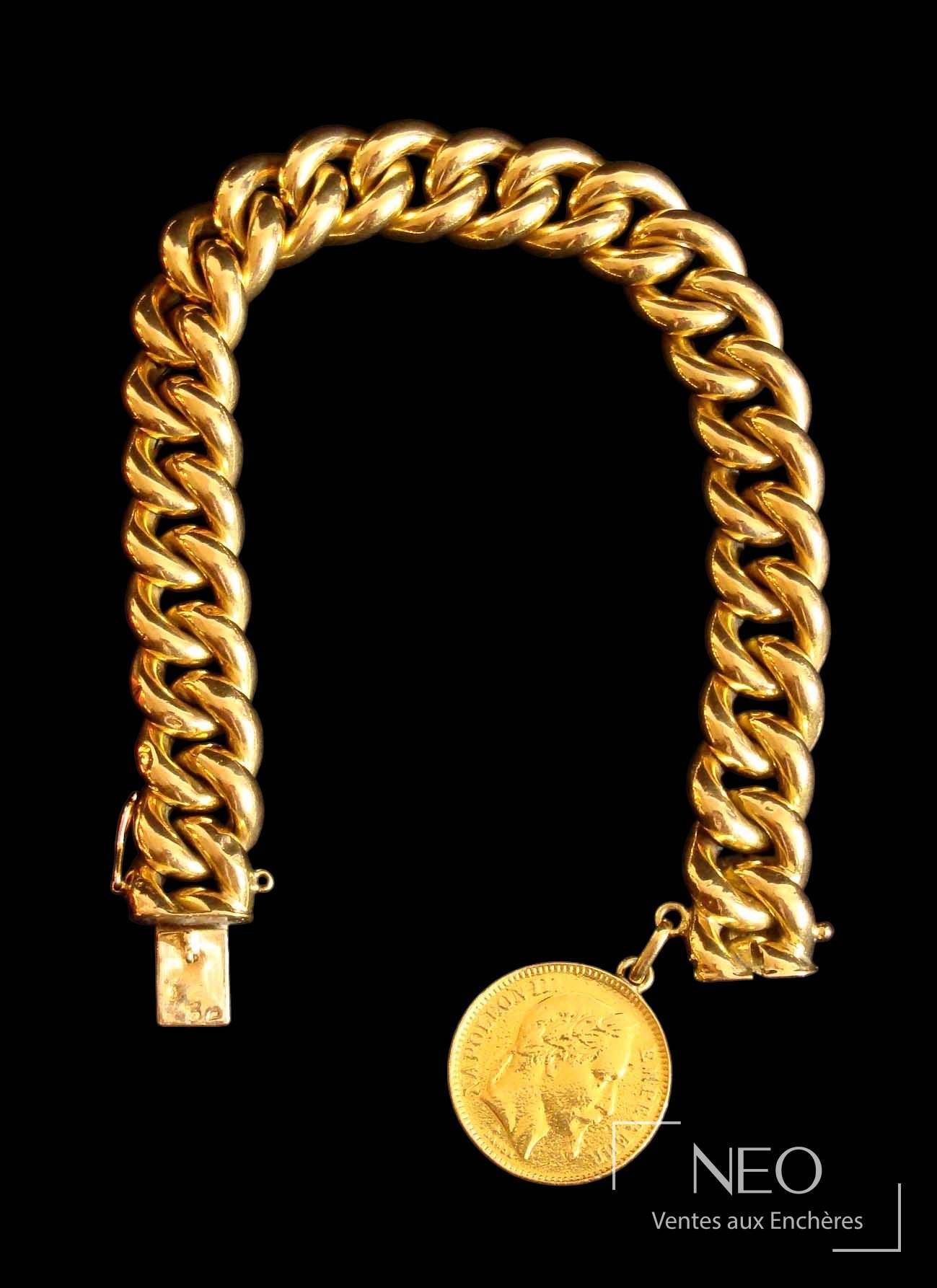 Bracelet en or jaune à grosses mailles avec pièce Napoléon III suspendue sur fond noir