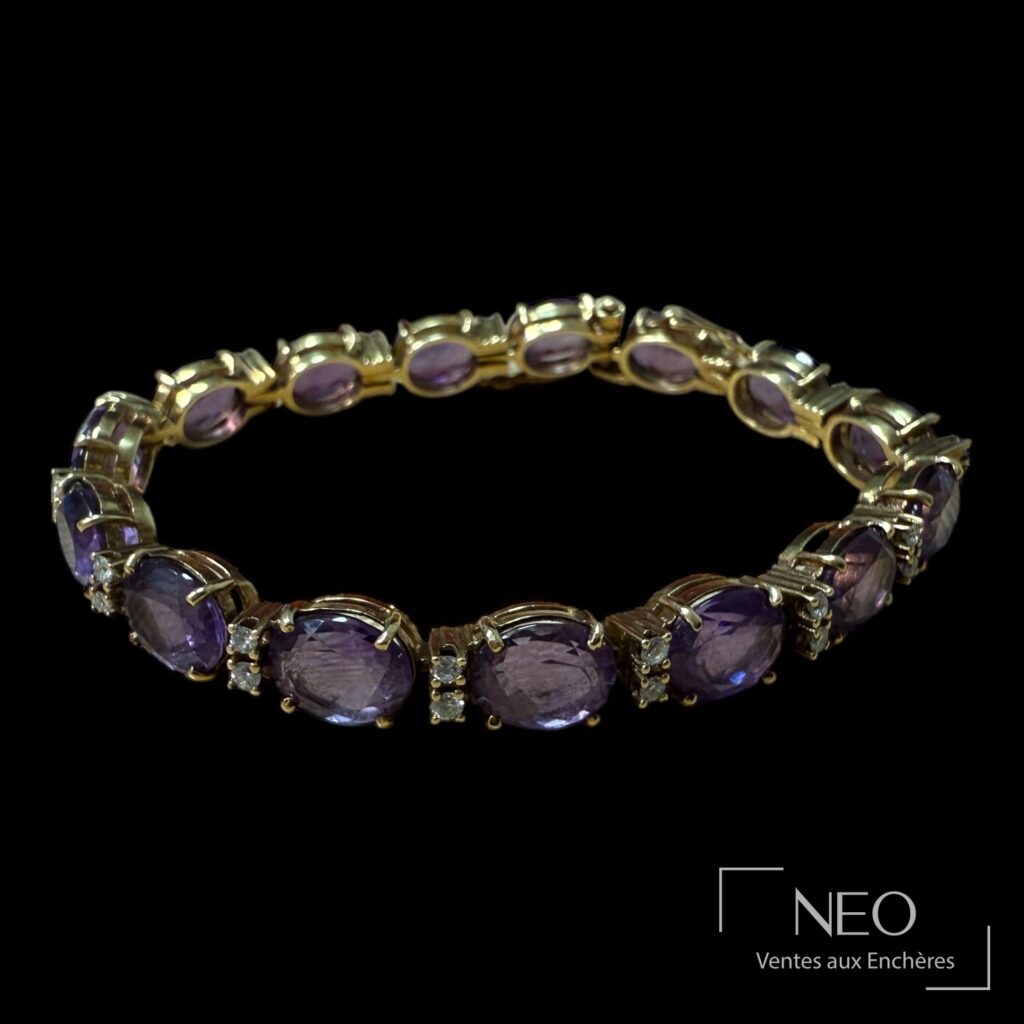 Bracelet articulé en or jaune serti d'améthystes ovales et de petites pierres blanches