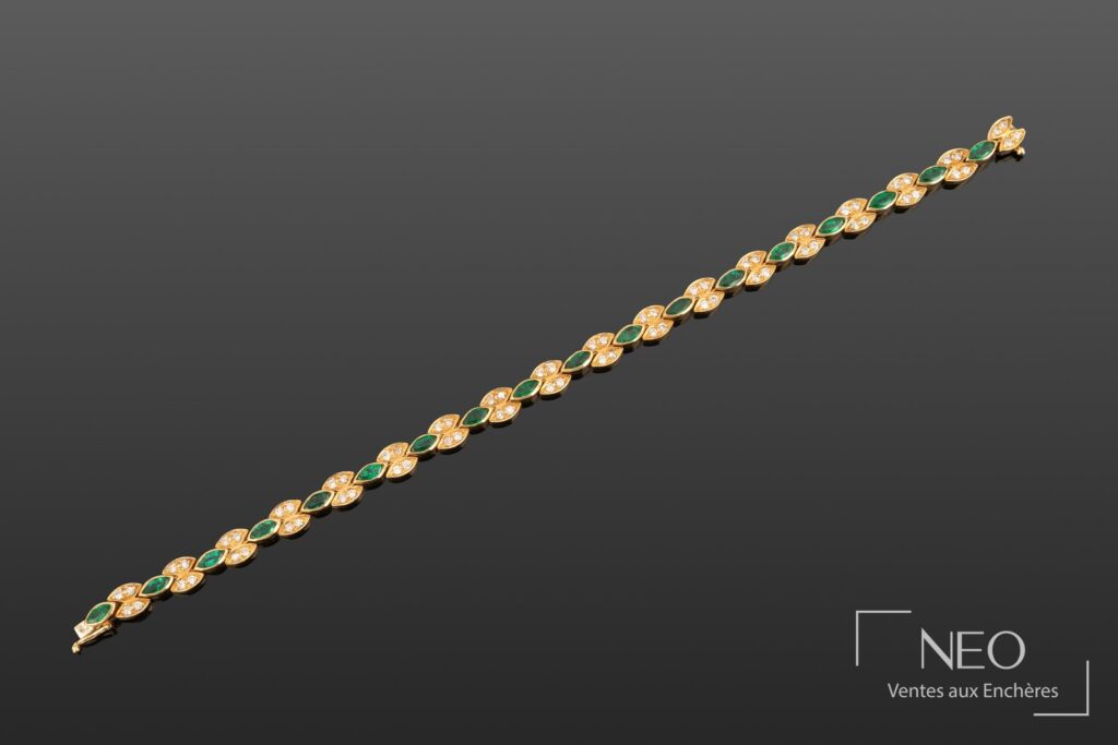 Bracelet en or jaune serti d'émeraudes et de brillants