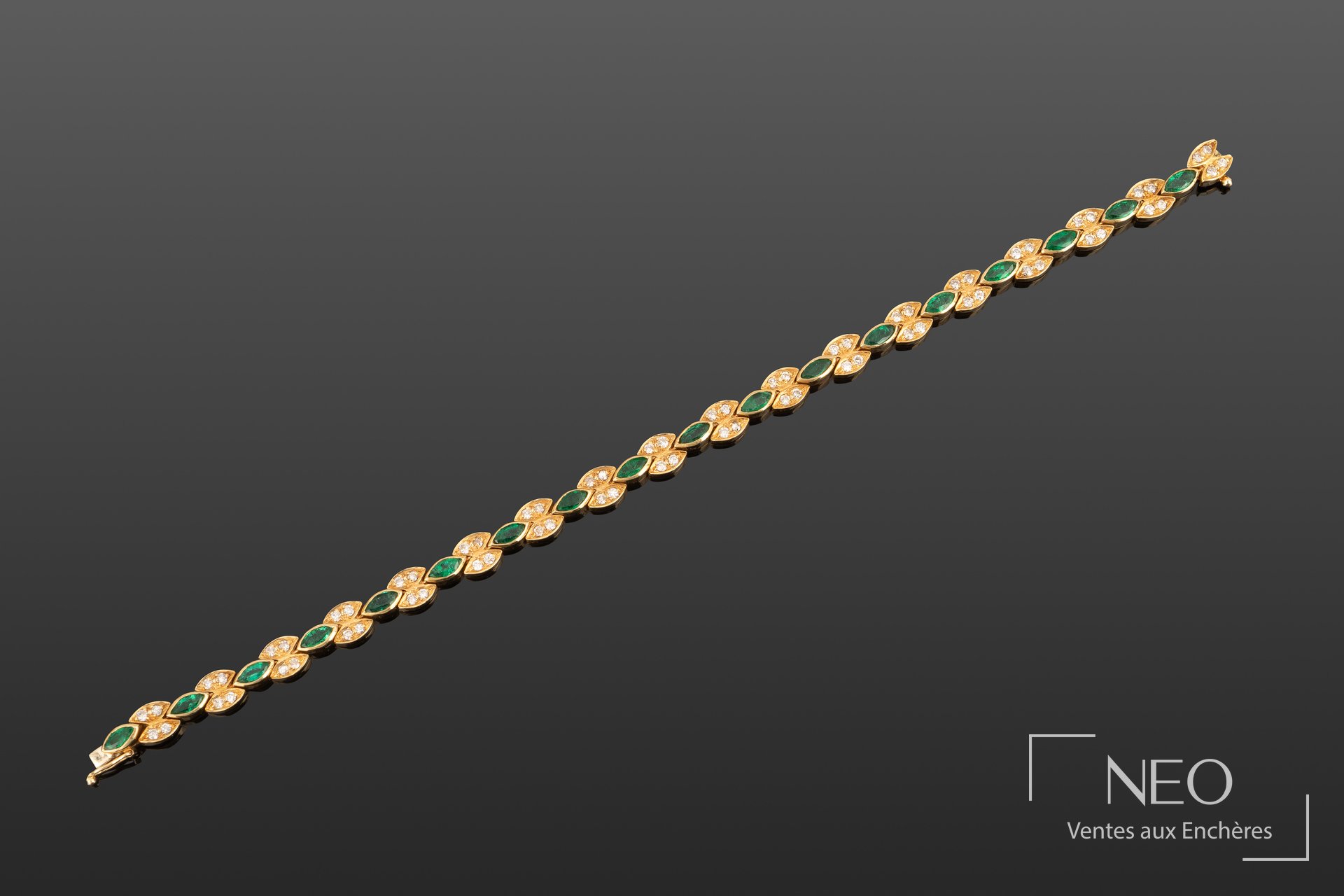 Bracelet en or jaune serti d'émeraudes et de brillants