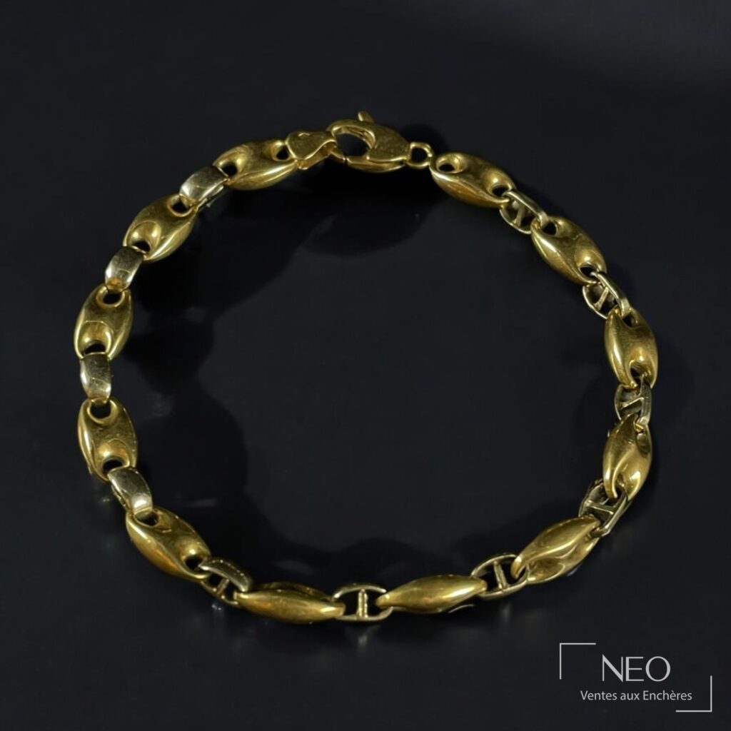 Bracelet en or jaune et gris à maille grain de café sur fond noir