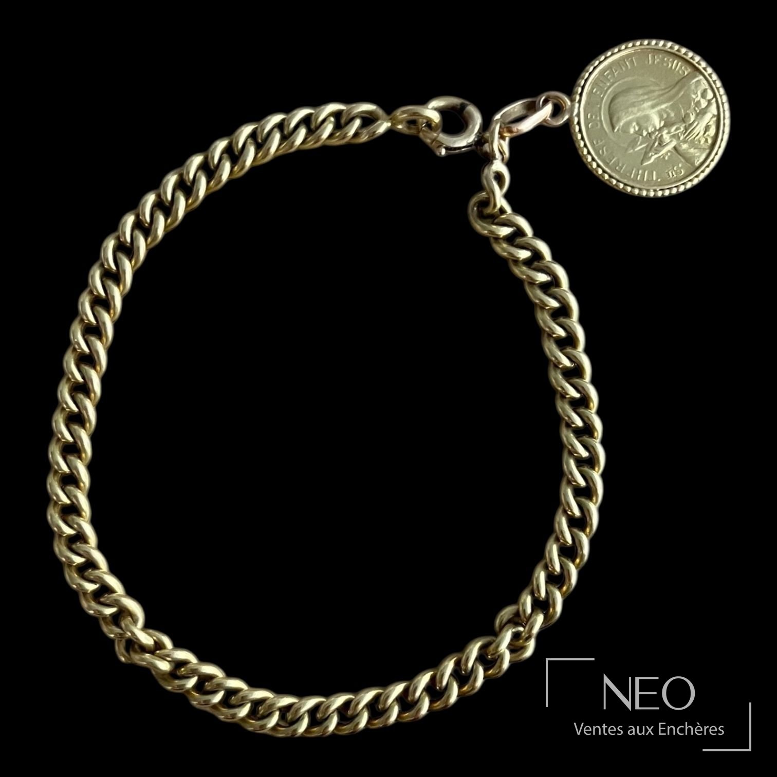 Bracelet en or jaune à maille forçat avec médaille religieuse circulaire de Sainte Thérèse