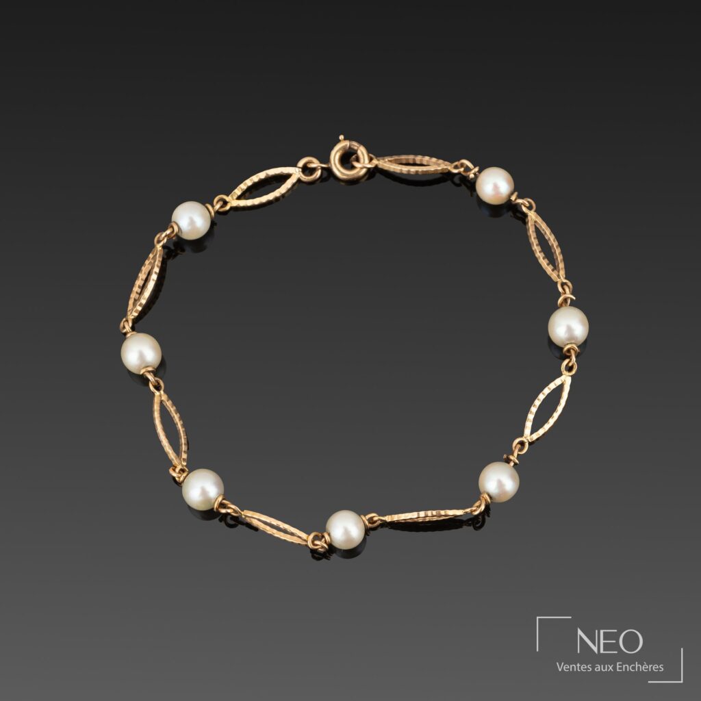 Bracelet en or jaune 18K orné de perles de culture blanches