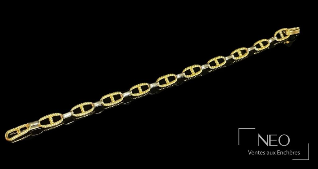 Bracelet en ors jaune et gris à mailles marine sur fond noir