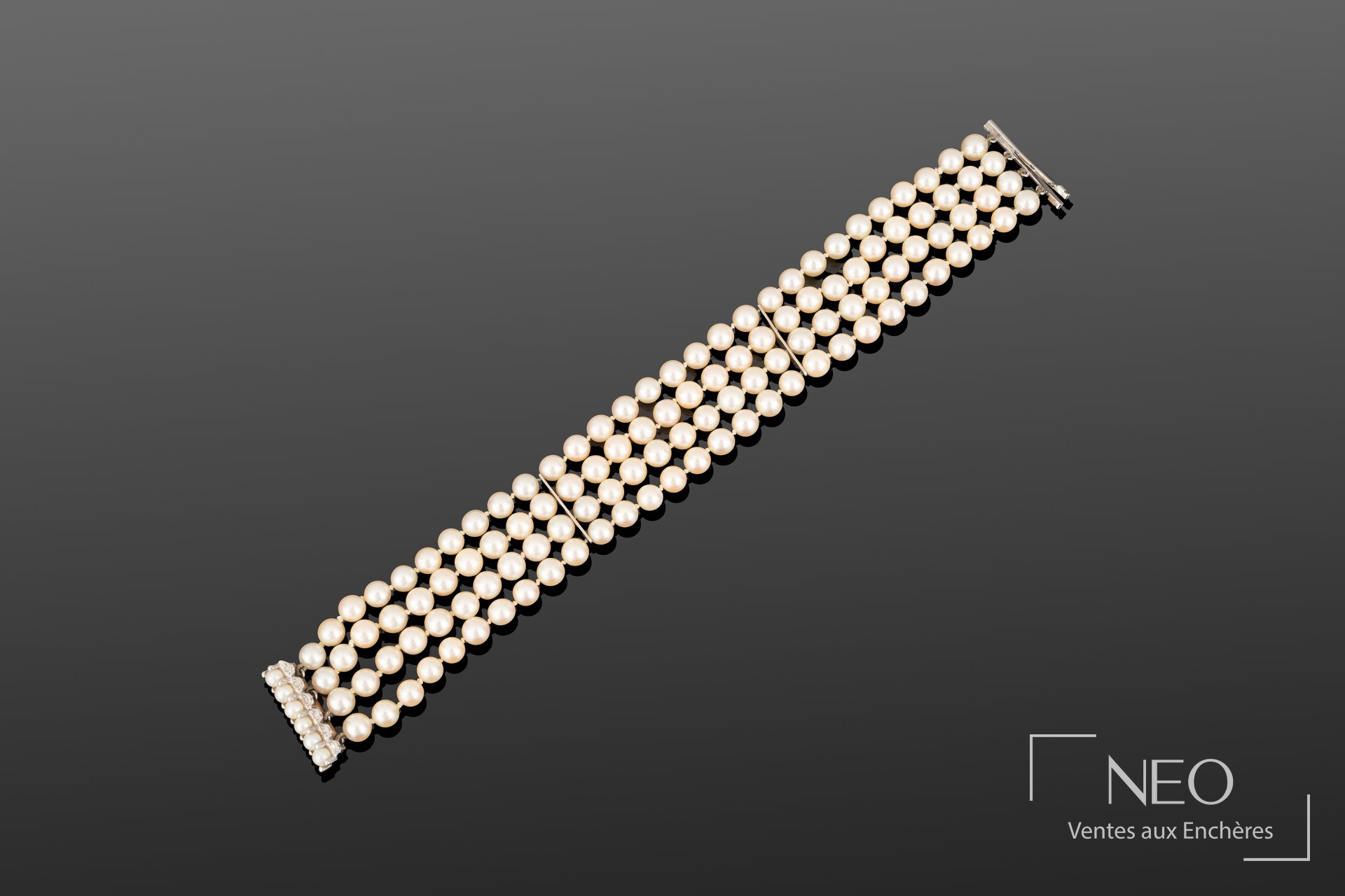 Bracelet à quatre rangs de perles de culture blanches avec fermoir en or gris