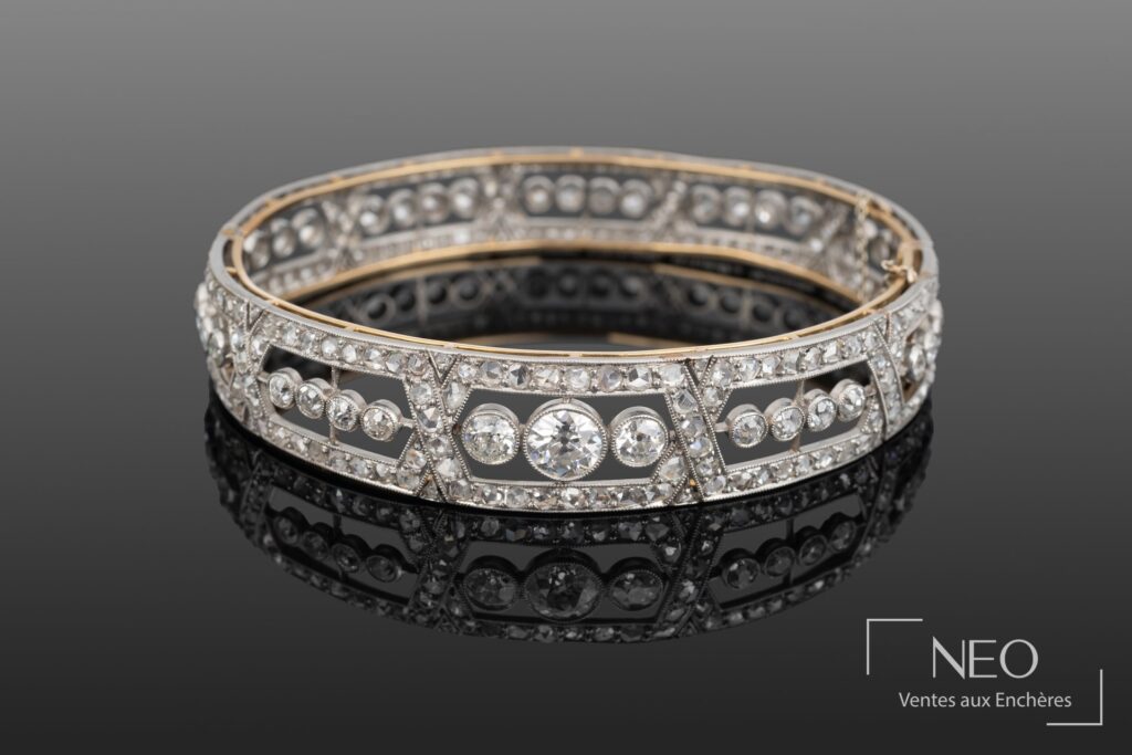 Bracelet rigide ouvrant en platine serti de diamants