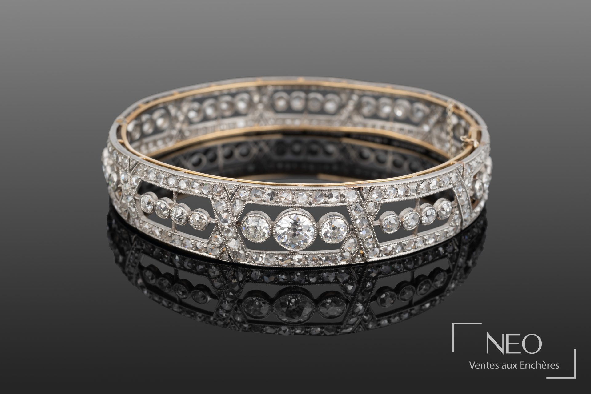 Bracelet rigide ouvrant en platine serti de diamants