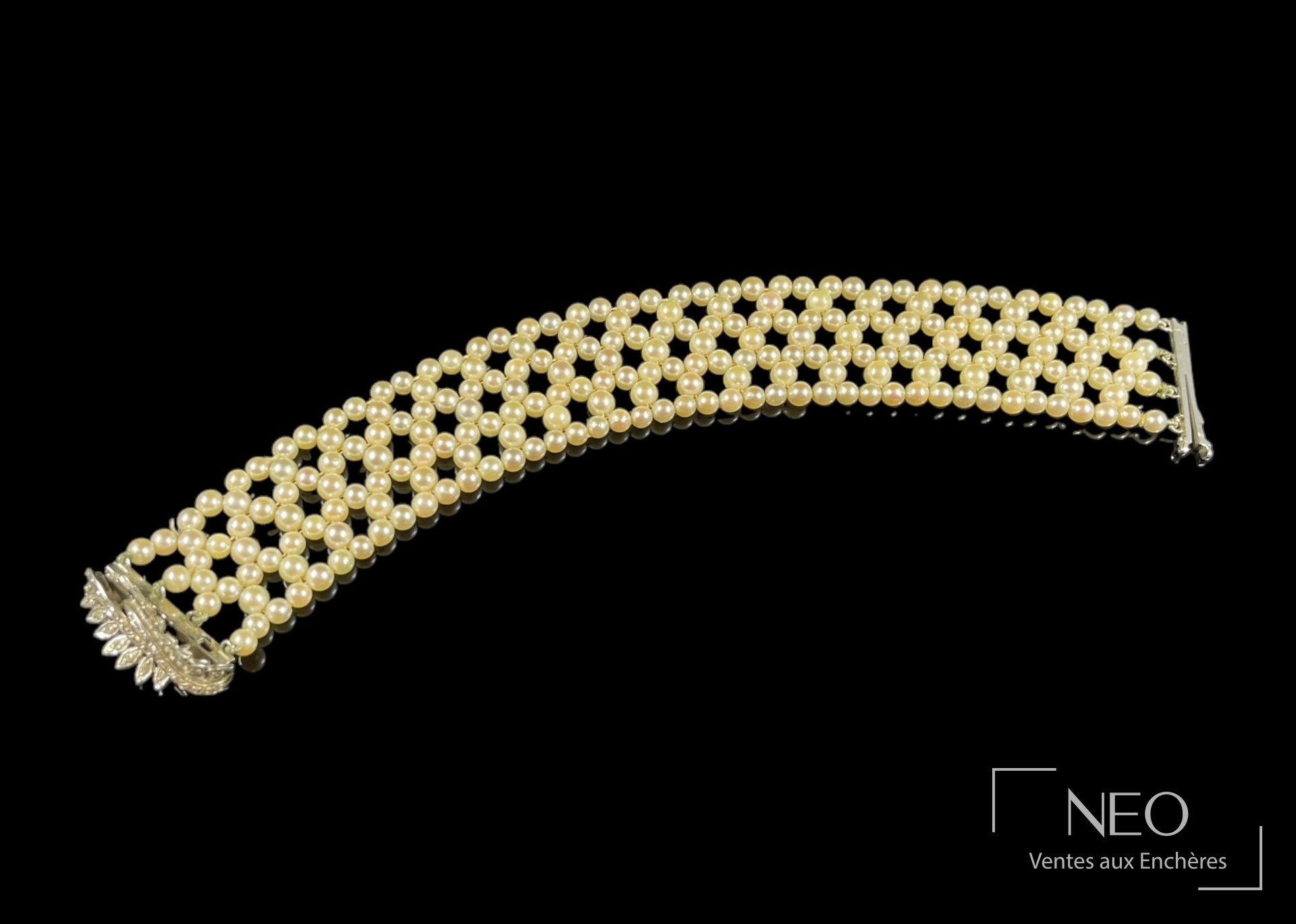 Bracelet ruban en or gris 18 carats à quatre rangs de perles blanches de culture