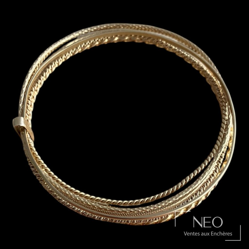Bracelet semainier en or jaune formé de sept joncs rigides.