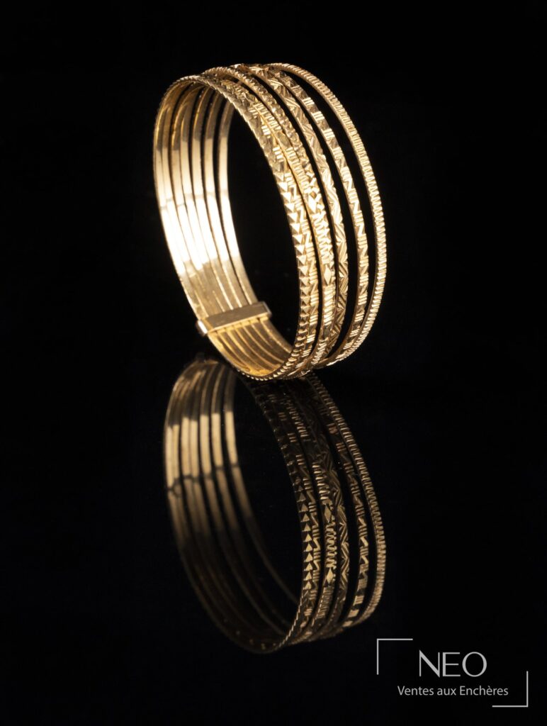 Bracelet semainier en or jaune à décor géométrique sur fond noir