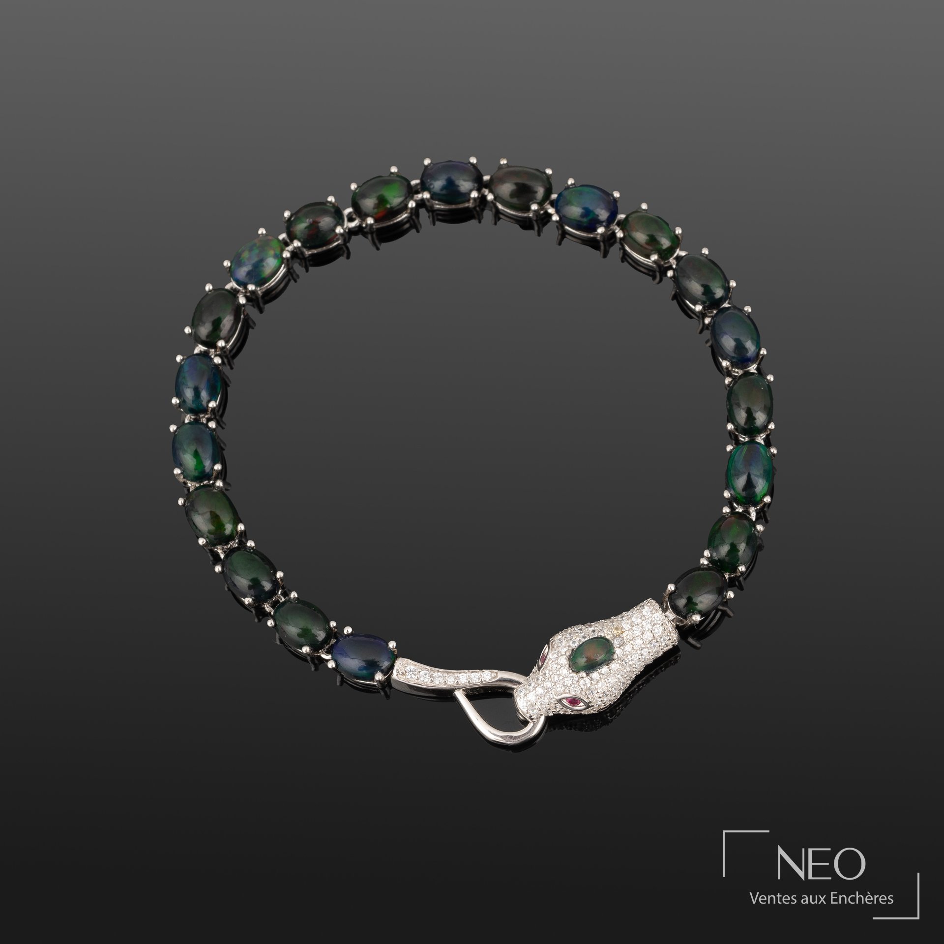 Bracelet souple en argent serti d'opales noires avec tête de serpent pavée de zircons