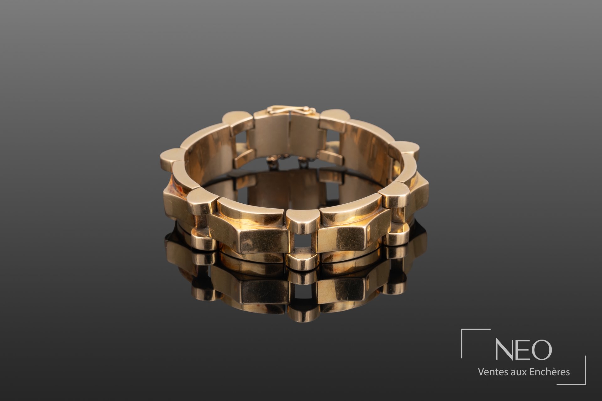 Bracelet de style tank en or jaune 18 carats vu de face sur fond sombre