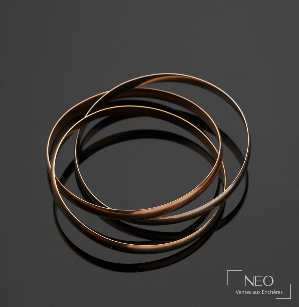 Bracelet triple jonc en or trois tons sur fond noir