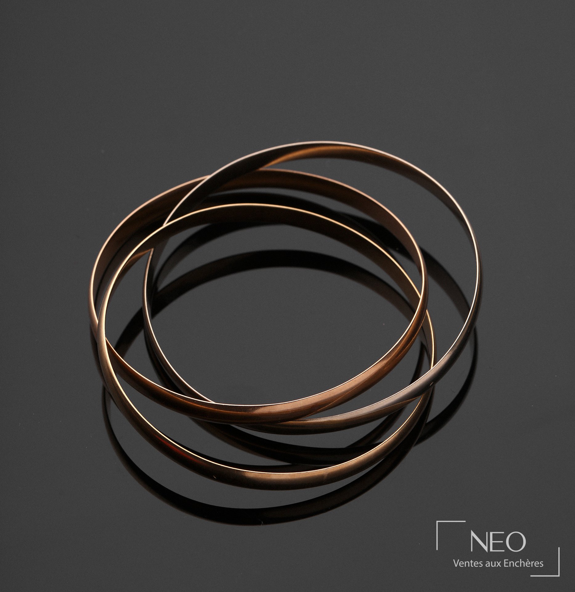 Bracelet triple jonc en or trois tons sur fond noir
