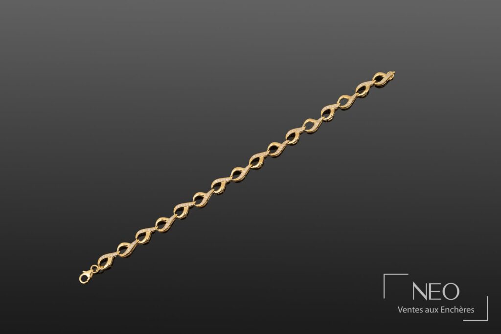 Bracelet en vermeil serti de diamants sur fond gris