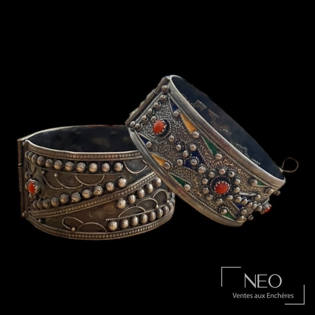Deux bracelets kabyles ouvrant en argent