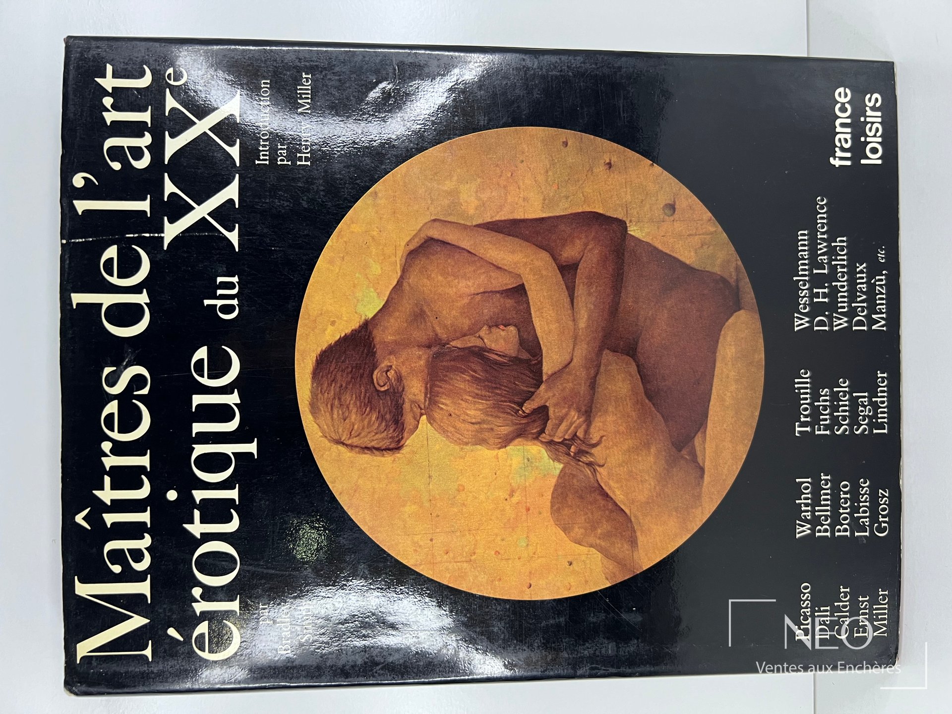 Couverture rigide noire de l'ouvrage Bradley Smith avec illustration centrale ronde.