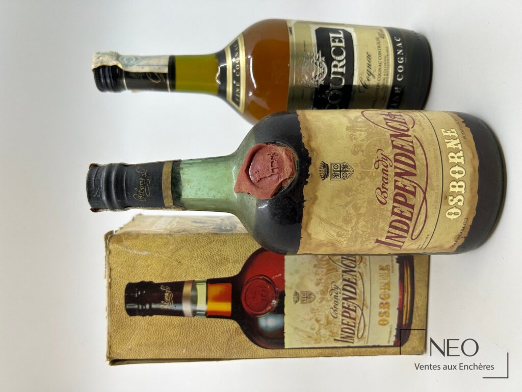 Deux bouteilles de brandy et de cognac avec leurs boîtes