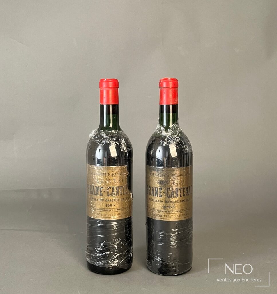 Deux bouteilles de château Brane-Cantenac 1955 avec capsule rouge et étiquettes usées