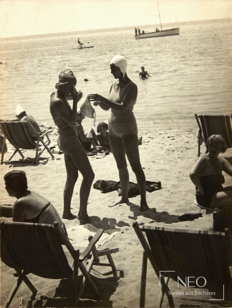 Photographie noir et blanc de baigneuses sur une plage