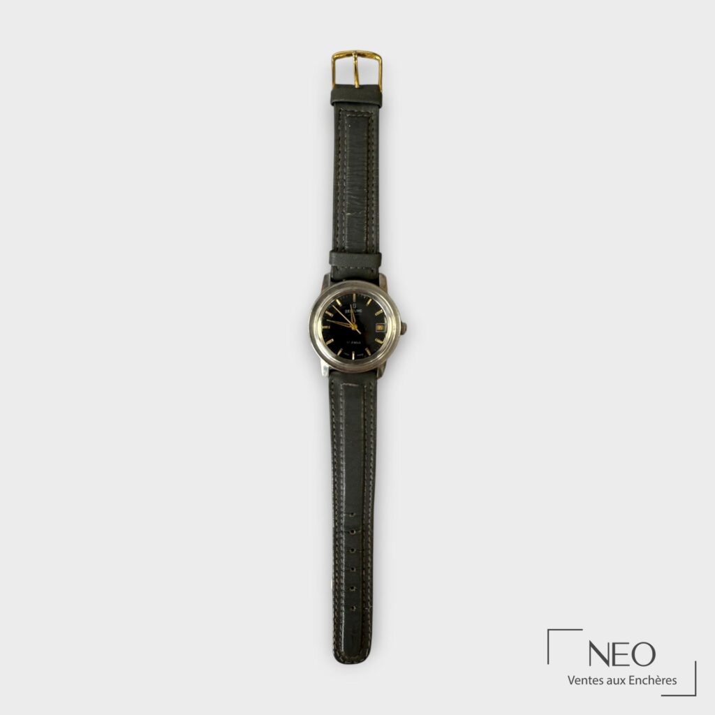 Montre bracelet Breitling vue de face sur bracelet cuir noir avec boucle dorée